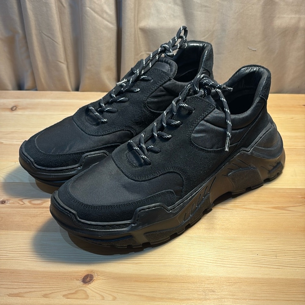 Black chunky sneaker